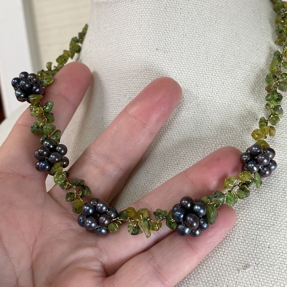 Dyed cultured freshwater Pearl and peridot chip necklace - Picture 10 of 11